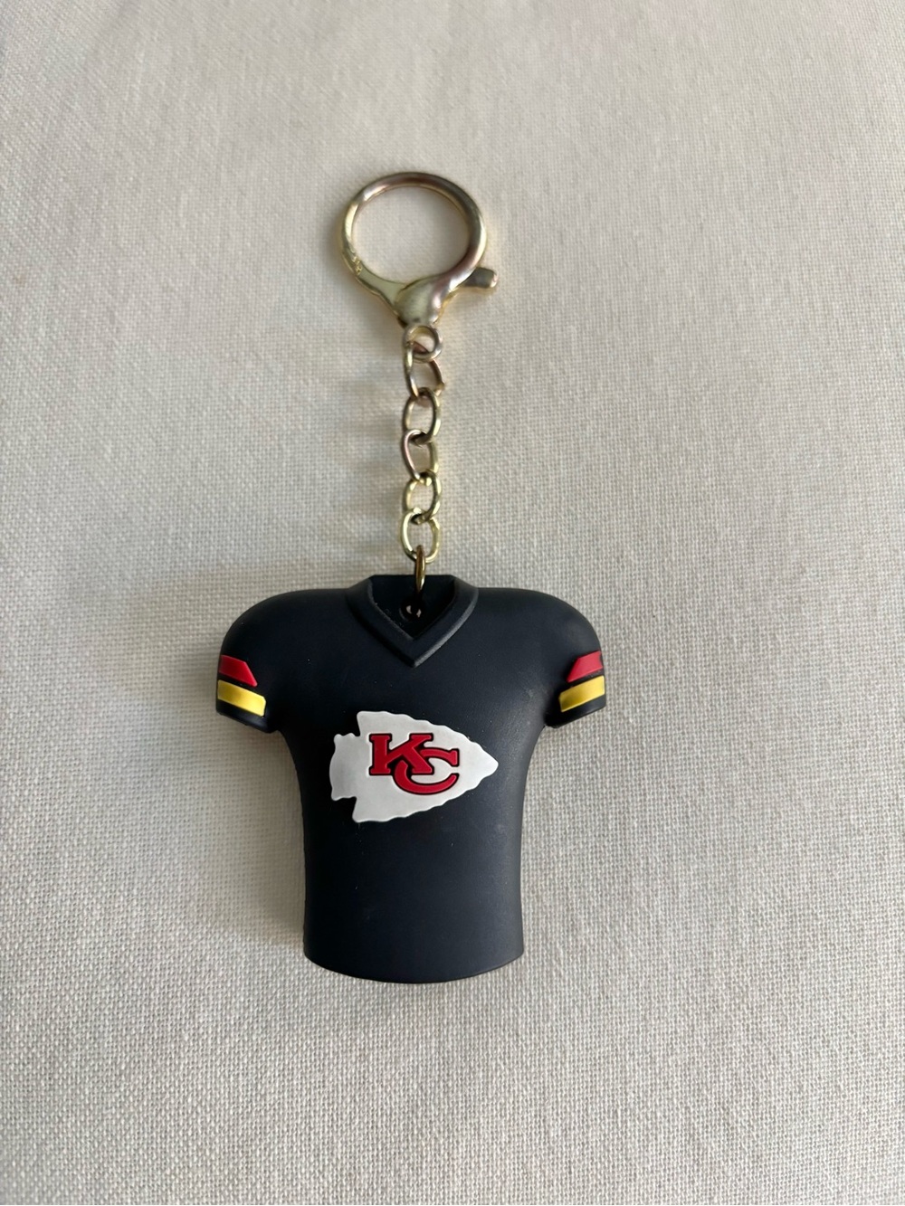 Travis Kelce #87 Kansas City Chiefs Jersey Keychain/Purse Charm 🏈❤️💛